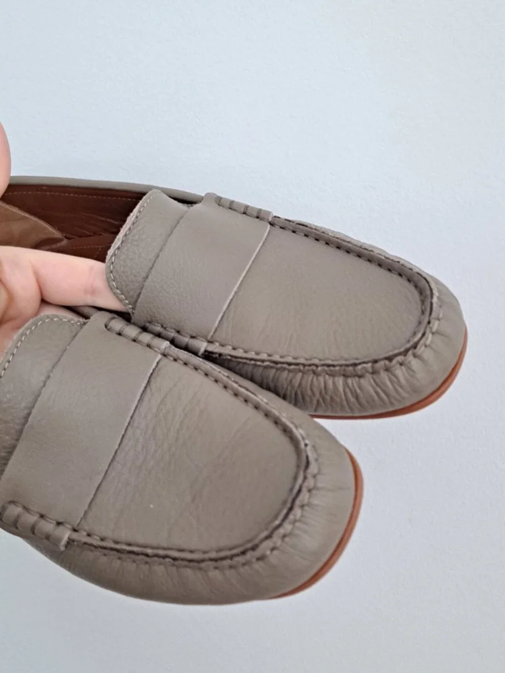 New without tags Aquatalia Taupe Grey Leather Driving Loafers 8.5